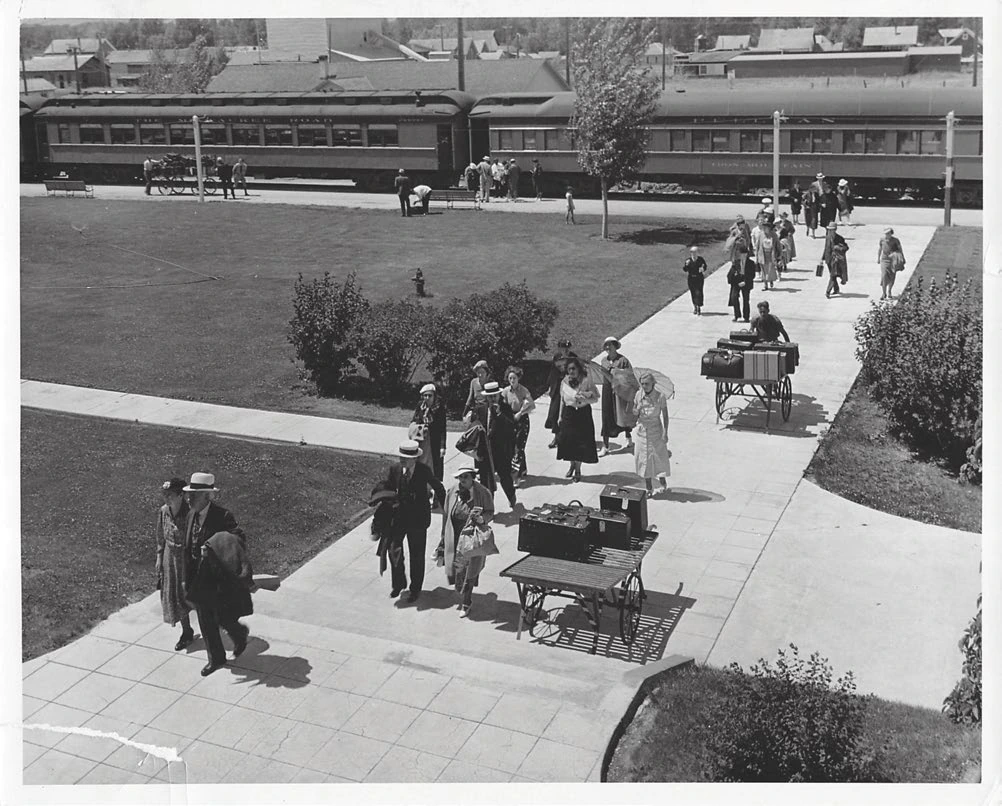 Guests arriving at the west entrance of the Gallatin Gateway Inn